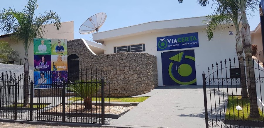Fachada de Via Certa Educaçao Profissional