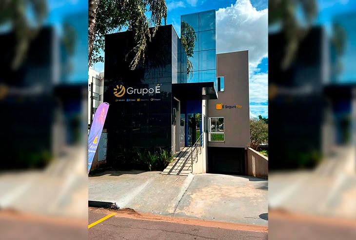 Fachada de Grupo É
